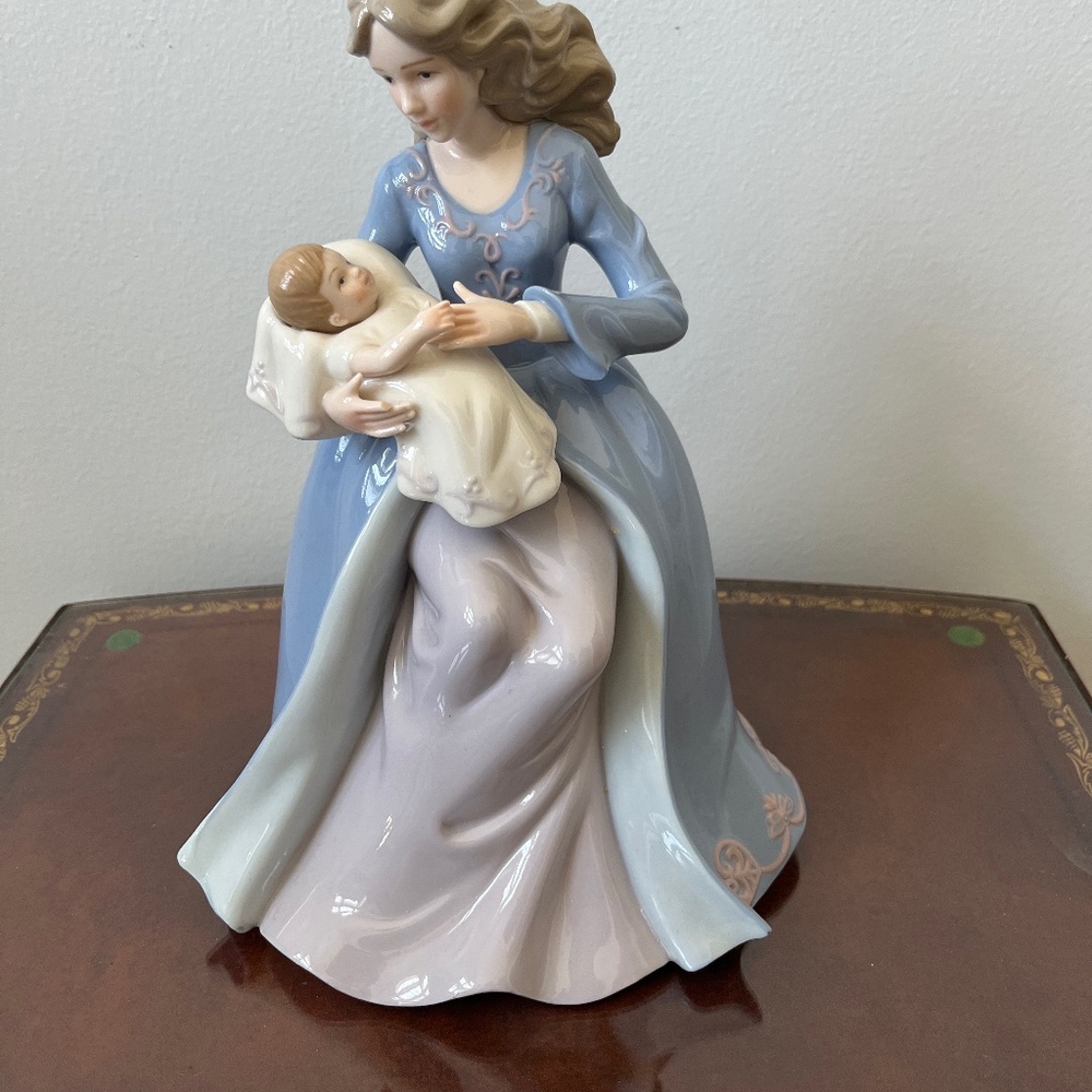 Mother and child figurine